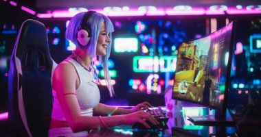Genç Kadın, Futuristik Dijital Alandaki Bir Bilgisayarda Online Action Shooter Video Oyunu Oynuyor. Mavi Saçlı Kostümcü Kız Geleceğe Yolculuk