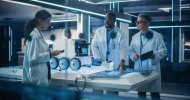 Endüstriyel Robot Uzmanları Tablet Bilgisayar kullanarak Mobil Robot üzerinde çalışıyorlar. Siyah Afrikalı Mühendis Laboratuvar Önlüğü Otomatik Yapay Zeka Tartışması