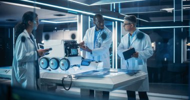 Endüstriyel Mühendisler Ekibi Startup Factory 'de Mobilite Robotu üzerinde çalışıyor. Çok ırklı Erkek ve Kadın Bilim Adamları Otomatik Yapay Zekayı Tartışıyor