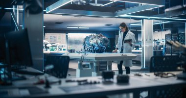 Fütürist Türbin Motorlu Proje üzerinde çalışan İtiş Motoru Araştırmacısı, Bilimsel Teknoloji Laboratuvarında Tablet Bilgisayar ile Duruyor. Kadın.