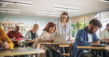 Okulda Yetişkinler Eğitiminde Ders Veren Genç Bayan Öğretmen, Dizüstü bilgisayarlı yaşlı bir kadınla Sohbet Etmek. Çeşitli
