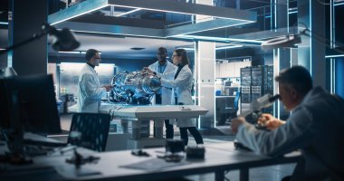 İtme Makinesi Mühendisi, Proje Yöneticisi ve Makine İşlemcisi, Bilimsel olarak Tablet Bilgisayarla Duran Geleceğin Türbin Motoru Üzerinde Çalışıyor