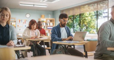 Bir grup Uluslararası Olgun Öğrenci Sınıfta Ders Çalışıyor. Modern Yetişkin Eğitim Merkezi Yeni Yararlı Yetenekler Geliştirmek İçin İnsanlara Yardım Ediyor