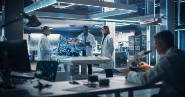 İtme Makinesi Mühendisi, Proje Yöneticisi ve Makine İşlemcisi, Bilimsel olarak Tablet Bilgisayarla Duran Geleceğin Türbin Motoru Üzerinde Çalışıyor