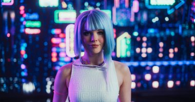 Mavi Saçlı, Mutlu Gülümseyen Kameraya Bakan Güzel Siberpunk Cosplay Oyuncusunun Portresi. Fütürist Neon 'da Genç, Heyecanlı Bir Kadın Oyuncu