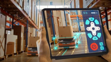 Gelecekteki Teknoloji Konsepti: Otomatik Perakende Depo AGV Robotu için Uzaktan Denetim AR Uygulamasıyla İşçi Tutucu Tableti
