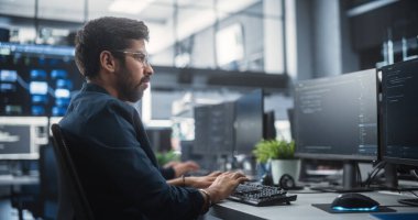 Genç Yaratıcı Yönetici Bilgisayar Kullanıyor, Yenilikçi Teknolojik İnternet Ürünleri Fırlatması için Bir Proje Planı Yazıyor. Çeşitli Çok Kültürlü Takımlar