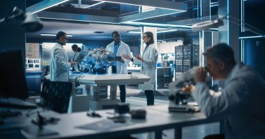 Genç Çoklu Kültür Mühendisleri Ekibi, Elektrik Türbininin Nasıl Çalıştığını Analiz Etmek ve Tartışmak İçin Planlar, Tablet, Laptop Bilgisayarlar ve Mikroskop Kullanıyor