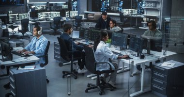 Çeşitli Hintli genç meslektaşlar bir araştırma laboratuvarında bilgisayarlar üzerinde çalışıyor. Bir Çözüm Üzerinde Çalışan Kadın Yazılım Geliştirici Meslektaşına Odaklan