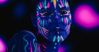 Yenilikçi Güzellik Reklamcılığı: Yetenekli Model Gösterileri Onun Eşsiz Tarzı, Neon Boyalı Vücut ve Yüzü Karanlık Soyut ile Güzelce Çelişkili