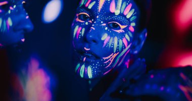 Genç Şehvetli Modeller, Grace ve Poise, Onun Canlı Vücut Boyası, Karanlık Soyut Arkaplanı ve Çarpık Ayna Görüntüsü,