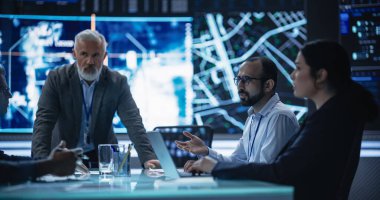 Gözetim Uzmanları Ekibi Gelişmiş Araştırma Merkezi 'ndeki bir toplantı sırasında tartışıyorlar. Etkin Bir İzleme Yapan Çeşitli Profesyoneller Grubu