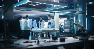 Çeşitli Yeşil Enerji Mühendisleri Ekibi Bilgisayar Gücü Laboratuvarında Rüzgâr Türbininin Geleceği Hologramını Kullanıyor. Çok ırklı Meslektaşlar