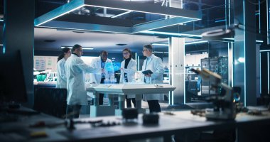 Çeşitli Yeşil Enerji Mühendisleri Ekibi Bilgisayar Gücü Laboratuvarında Rüzgâr Türbininin Geleceği Hologramını Kullanıyor. Çok ırklı Meslektaşlar