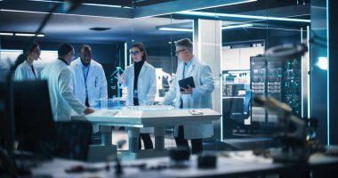 Çeşitli Endüstriyel Mühendisler Ekibi Bilgisayar Gücü Laboratuvarında Rüzgar Türbininin Geleceği Hologramını Kullanıyor. Çok ırklı Meslektaşlar