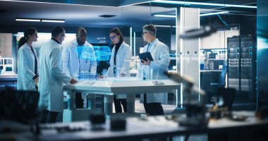 Çeşitli Endüstriyel Mühendisler Ekibi Bilgisayar Gücü Laboratuvarında Rüzgar Türbininin Geleceği Hologramını Kullanıyor. Çok ırklı Meslektaşlar