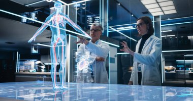 İnsan vücudunun bilgisayar destekli VFX hologramı ve organı ile çalışan iki biyomühendis. Erkek ve Kadın Kan Akımını Araştırıyor