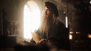 Eski Rönesans Erkek Mucidi 'nin Portresi Bir Kitap Okuyor ve Times' ın İnovasyon Fikirleri Hakkında Düşünüyor. Meraklı bir Kütüphaneci Bilgi Topluyor