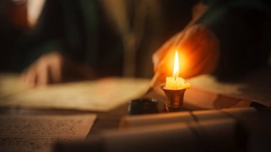 Yeni Fikirler Yazmak için Mürekkep ve Tüy Kullanan Eski Rönesans Erkeğinin Elleriyle Yazıtları ve Notları Kapat. Adanmış Tarihçi Not Alıyor