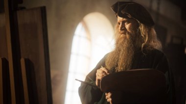 Tarihsel Çağın Temsili: Dahi Leonardo Da Vinci 'nin Geniş Portresi İlham Perisini Resmetmek ve Sanat Atölyesinde Bir Başyapıt Yaratmak