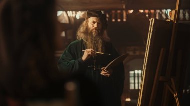 Tarihsel Çağın Temsili: Dahi Leonardo Da Vinci 'nin Geniş Portresi İlham Perisini Resmetmek ve Sanat Atölyesinde Bir Başyapıt Yaratmak