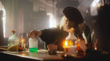 Ortaçağ Temsili: Kimya üzerine Eski bir Eczacılık Deneyi ve Laboratuvarında Yeni Bir İlaç Yapımı. Deneyimli Rönesans Doktoru