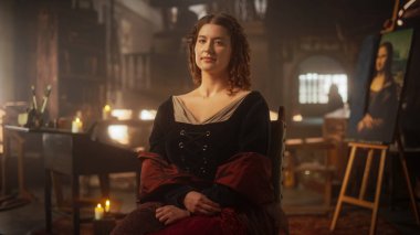 Rönesans dönemi temsilcisi: Bir Portre İçin Güzel Genç Kadın Poz Veren, Kameraya Bakan ve Bir Antika Sanat Stüdyosunda Gülümseyen. Tarihsel