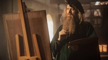 Atölyesinde tuvale resim çizen bir erkeğin orta boy portresi. Rönesans Dönemi 'nin Ünlü Ressamı İlham Veriyor ve Ekliyor