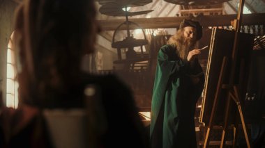 Tarihsel Çağın Temsili: Dahi Leonardo Da Vinci 'nin Geniş Portresi İlham Perisini Resmetmek ve Sanat Atölyesinde Bir Başyapıt Yaratmak