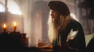 Eski Rönesans Erkek Mucidi 'nin Portresi Yeni Fikirler Yazıyor ve Düşünüyor. Dahi Yazar, bir sonraki kitabı üzerinde çalışıyor, bir oyun yazıyor,