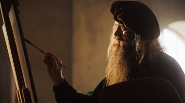 Eski Erkek Tarihi Figürünün Portresi Yeni Başyapıtına Son Dokunuşlar Ekliyor. Rönesans Profesyonel Avukatı Eski Bir Ressamı Gençleştiriyor