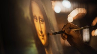 Erkek Ressam Eli, Mona Lisa 'yı Nazik Fırça Hareketiyle Boyuyor. Yaratıcısı tarafından çizilen ünlü resmin ayrıntıları. Saf.