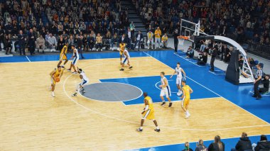 Basketbol Turnuvası Finali: Gardiyan topu yetenekli bir forvet takım arkadaşına paslıyor, Siyah basketbolcu Pas To Score The Winning için açıldı