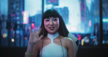 Ekran Değiştirme: Japon Kadın Bir Görüntü Görüşmesinde, Masanın Arkasında Otururken, Geleceğin Teknolojik Ofis Alanını Kullanırken,