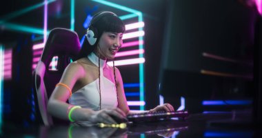 Heyecanlı Japon Kostümlü Kız, Bilgisayarda Arkadaşlarıyla Video Oyunları Oynuyor, Çevrelenmiş Siberpunk Tarzı Arkaplanı. İnternet Akımı Konsepti