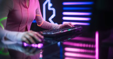 Bir Masaüstü Bilgisayarı 'nda Online Video Oyunları Oynayan Genç Bir Kadının Yakın Çekimi. İnteraktif Dijital Masa Arkasında Oturan Oyuncu Kız