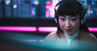 Parlak Neon Odasında Genç Heyecanlı Japon Oyuncu Kız Portresi. Vurucu Makyaj Oyunları ve Yayınlanan Video Oyunları ile Asyalı Şık Kadın. E