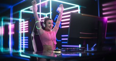 Internet Streamer, Sosyal Medya Kanallarında Canlı Video Oyunu Yayını Yapıyor. Fütürist Neon ile Bir Odada Masaüstü Bilgisayarı Kullanan Güzel Kız