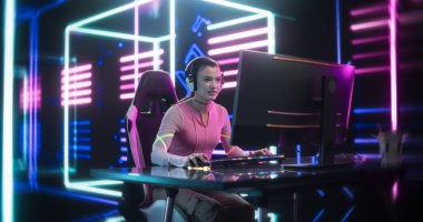 Genç Bayan Oyuncu Bilgisayarda Online Video Oyunu Oynuyor. Kulaklıklı Heyecanlı Bir Kadının Portresi Diğer Oyuncularla PVP Turnuvasında Savaşıyor