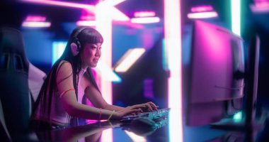 Genç ve güzel bir Japon kadının portresi kulaklık takıyor, internette arkadaşlarıyla konuşuyor. Popüler Asyalı Kız Akıyor