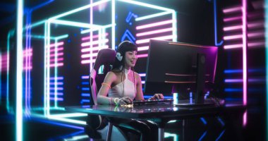 Japon Kadın Oyuncu Bilgisayar 'da Online Video Oyunu Oynuyor. Kulaklıklı Heyecanlı Bir Kadının Portresi Diğer Oyuncularla PVP Turnuvasında Savaşıyor