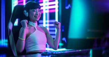 Internet Streamer, Sosyal Medya Kanallarında Canlı Video Oyunu Yayını Yapıyor. Oyuncu Kazanma ve Kutlama Başarı. Masaüstünü Kullanan Asyalı Kız