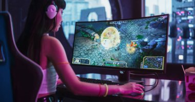 Heyecanlı Japon Cosplay Girl çevrimiçi eSports Championship on a Desktop Computer, Conround by Cyberpunk Style Background. İnternet kavramı