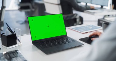 Başarılı Kafkasyalı İşadamı Masasında oturmuş Ofisteki Yeşil Ekran Dizüstü Bilgisayarı üzerinde çalışıyor. Chroma Anahtarı Ekranı ile İsimsiz İşadamı