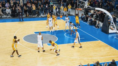 Basketbol Şampiyonası 'nın TV Yayın Stili: Sarı Takım Topu Geçiriyor, Oyuncu Çok Kültürlü Bir Smaçla Gol Atıyor