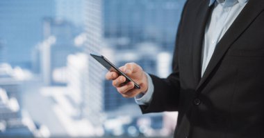 Kafkasyalı Erkek Girişimcinin Şirket Megapolis Bakış Ofisi 'ndeki Akıllı Telefon Kullanımının Yakın Çekimi. Başarılı İşadamı E- postalarına Bakıyor, Zamanlama