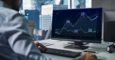 Yatırım Fonu Ofisi: Hindistan Mali Analisti Gerçek Zaman Hisselerini Gösteren Bilgisayar Kullanımı, Borsa Tabloları. Çalışkan Güney Asyalı