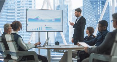 Ofis Konferansı Toplantı Odası Sunumu: Kafkas CEO Görüşmeleri, Şirket Büyümesini Büyük Veri Analizi, Grafikler, Bilgi Grafikleri ile Göstermek İçin TV Kullanıyor