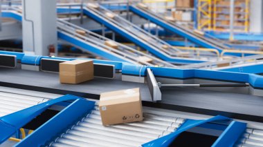Lojistik Merkezi 'nde otomatik taşıma bandı sıralama mekanizması. Otomatik Mühendislik Çözüm Yönetimi ve Müşterilere Teslim Paketleri Hazırlama