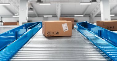 Çevrimiçi Dağıtım İçin Yapay Zeka Becerilerine sahip Otonom Taşıyıcı Kayış Sıralama Mekanizması Çevrimiçi Paketleri Düzenleme, Sıralama ve Hazırlama